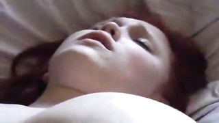 Cunnilingus e ditalino a rossa super tettona