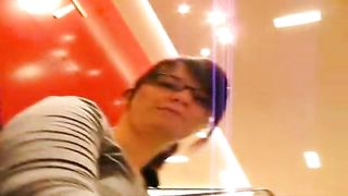 Anteprima del video: Lei gli fa un pompino e lui la filma