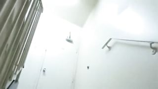 Pompino sulle scale del palazzo