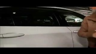 Sveltina nel parcheggio con creampie finale