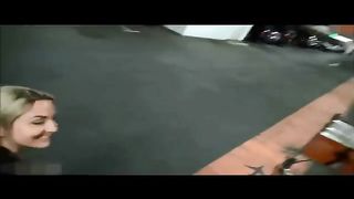 Sveltina nel parcheggio con creampie finale