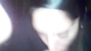 Ragazza al primo ingoio di sborra