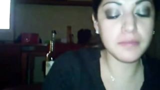 Ragazza al primo ingoio di sborra