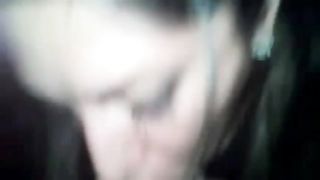 Ragazza al primo ingoio di sborra