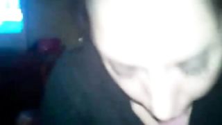 Ragazza al primo ingoio di sborra