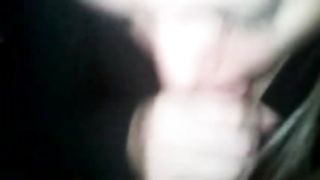 Ragazza al primo ingoio di sborra