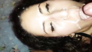 Prima si fa sborrare e poi ripulisce il cazzo