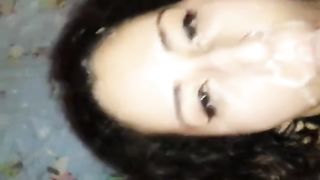 Prima si fa sborrare e poi ripulisce il cazzo