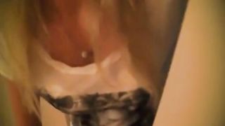 Ragazzo si chiava due scopamiche