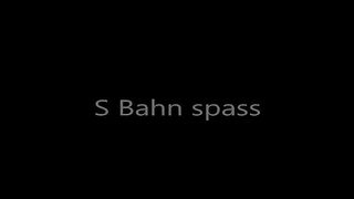 Lui se la scopa in treno