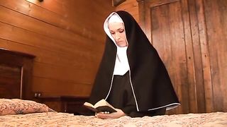 Suora in calore scopata nella fica rasata