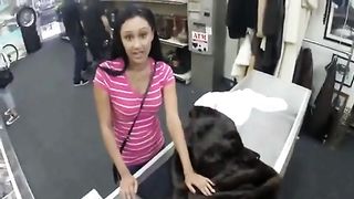 Scopata nel retro di un negozio