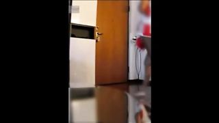 Bella brunetta italiana esibizionista