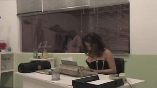 Il medico si scopa paziente ed infermiera