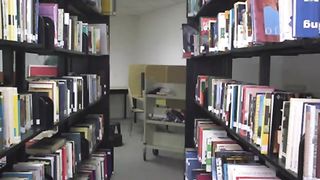 Bellissima tettona araba con gli occhiali