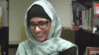 Bellissima tettona araba con gli occhiali