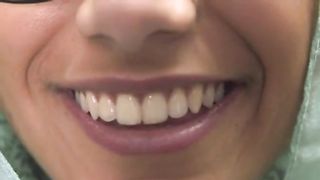 Bellissima tettona araba con gli occhiali