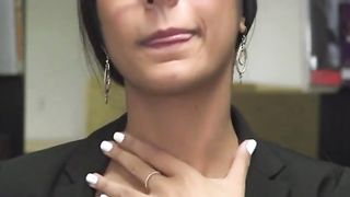 Bellissima tettona araba con gli occhiali