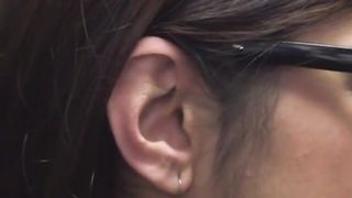 Bellissima tettona araba con gli occhiali