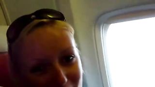 Anteprima del video: Deliziosa biondina lo succhia  in aereo