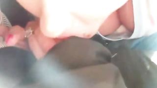 Deliziosa biondina lo succhia  in aereo