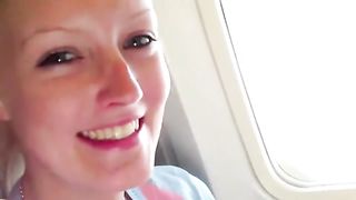 Deliziosa biondina lo succhia  in aereo