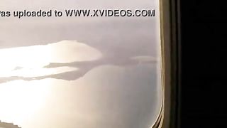 Deliziosa biondina lo succhia  in aereo