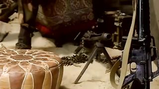 Troie scopano con dei militari in divisa