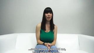 Timida studentessa di Praga partecipa a provino porno