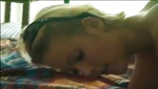 Moglie bionda spiata da marito cuckold