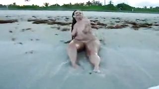 Cicciona bruna prende le onde