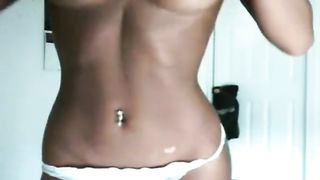 Mora spettacolare strip e masturbazione in cam