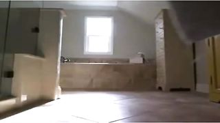 Bella tettona bruna schizza davanti alla webcam