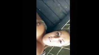 Moglie bionda sborrata sui seni enormi