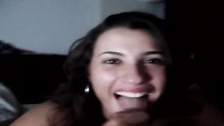 Pompino e sega da bella brunetta sorridente