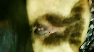 Casalinga gioca con la sua topa pelosissima