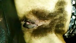 Anteprima del video: Casalinga gioca con la sua topa pelosissima