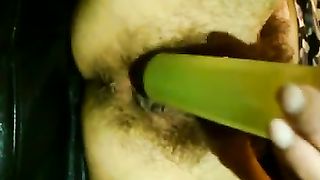 Casalinga gioca con la sua topa pelosissima