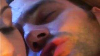 Luna Lombardi inculata sul divanetto