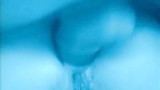 Luna Lombardi inculata sul divanetto