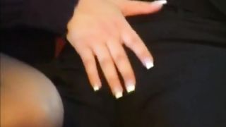 Luna Lombardi inculata sul divanetto