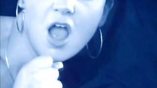 Luna Lombardi inculata sul divanetto