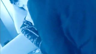 Luna Lombardi inculata sul divanetto