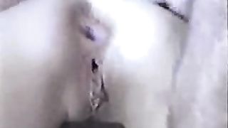 Le fista il culo e la figa