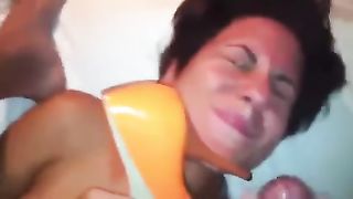 Sborro sulla faccia da zoccola della mia tipa