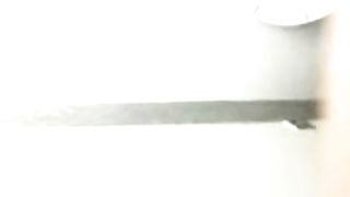 Scopata ripresa di nascosto nei bagni a scuola