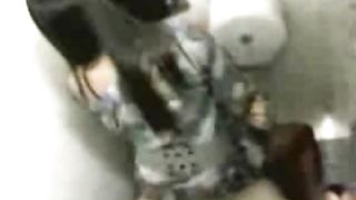 Scopata ripresa di nascosto nei bagni a scuola