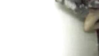 Scopata ripresa di nascosto nei bagni a scuola