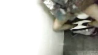 Scopata ripresa di nascosto nei bagni a scuola