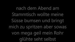 Donna in collant fa sega coi piedi